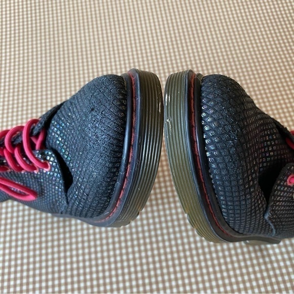 Dr. Martens Delaney Black Pebbled Iridescent
Metallic Boots. Size 5 Women's - Picture 10 of 16